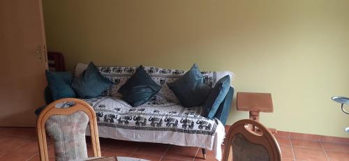 kanapę z niebieskimi poduszkami w salonie w obiekcie Room in Charmant apartment Wangs w mieście Wangs