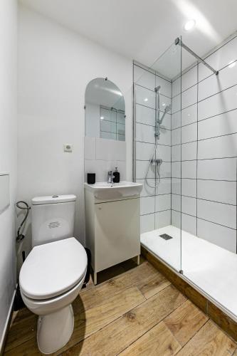 une salle de bain blanche avec toilettes et douche dans l'établissement Strasbourg chaleureux studio, orangerie, à Strasbourg