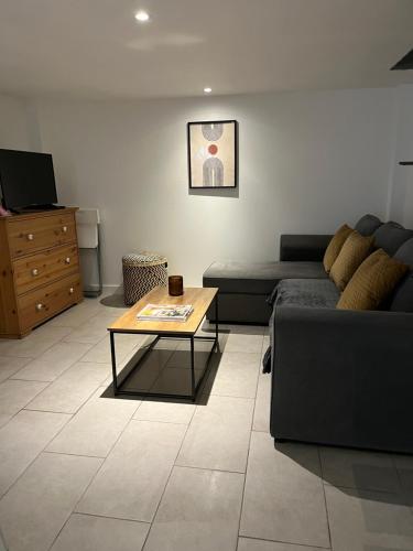 a living room with a couch and a coffee table at Appartement confortable et cosy in Montélimar