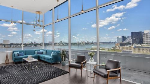 ein Wohnzimmer mit Stadtblick in der Unterkunft Ink 48 Hotel in New York