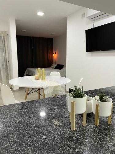 uma sala de estar com uma mesa e uma sala de jantar em Millenium Villa Maria-cba em Villa María