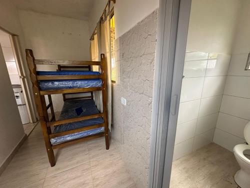 uma casa de banho com beliches num quarto com WC em Rancho NPI em Guarulhos