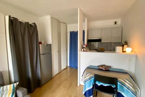 une petite cuisine avec un comptoir et un réfrigérateur dans l'établissement Studio with balcony in residence facing the pool, à Arcachon