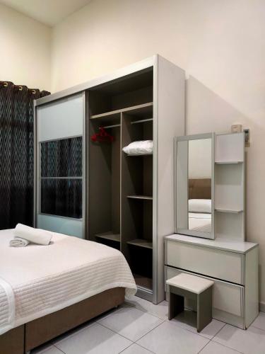 1 dormitorio con cama y espejo en COZY CR Guesthouse Nilai Pajam with Self Check-In en Nilai