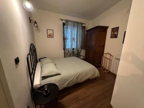 ein Schlafzimmer mit einem Bett, einer Kommode und einem Fenster in der Unterkunft Casa di Oscar in Turin