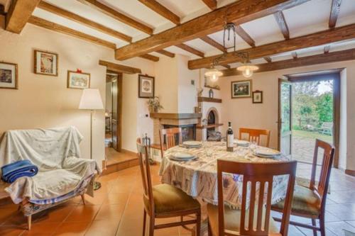 een keuken en eetkamer met een tafel en stoelen bij LA CASINA DI LONNANO in Pratovecchio