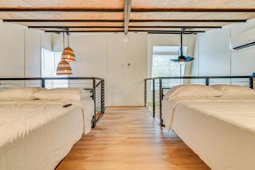 Un pat sau paturi într-o cameră la Modern and Cozy Starkville Studio about 2 Mi to MSU!