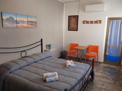 sypialnia z łóżkiem, stołem i krzesłami w obiekcie B&B SunBeach w mieście San Benedetto del Tronto
