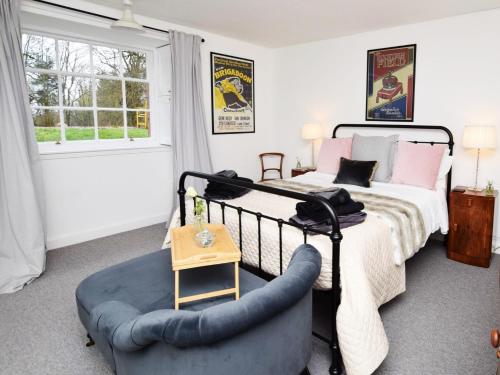 1 dormitorio con 1 cama y 1 silla en 2 Bed in Beauly 78962, en Beauly