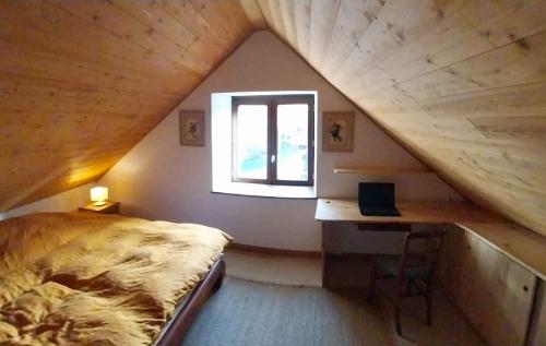 une chambre avec un lit, un bureau et une fenêtre dans l'établissement Entre terre et Ocean, à Planguenoual