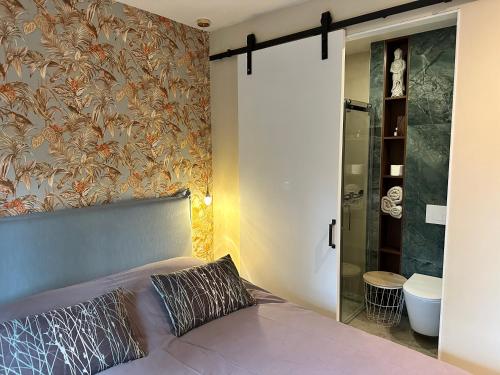 - une chambre avec un lit et une douche en verre dans l'établissement Tiny House Bos, à Moergestel