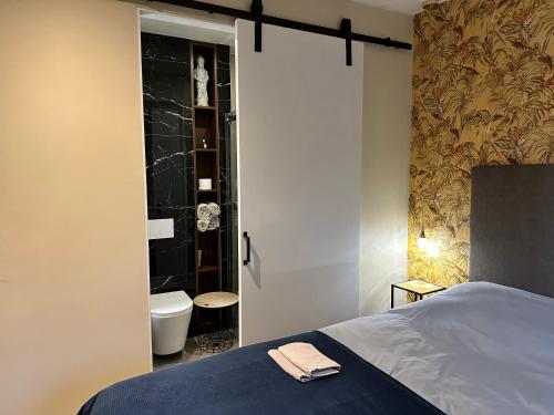 een slaapkamer met een bed en een badkamer met een toilet bij Tiny House Bos in Moergestel