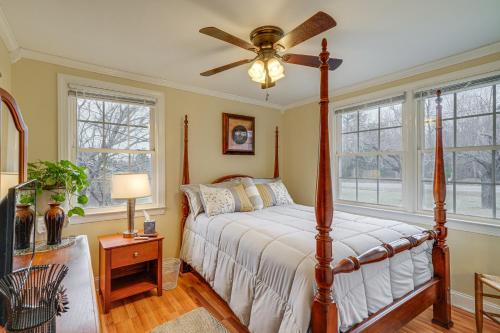 Milton的住宿－Charming Milton Home with Porch - 5 Mi to VIR!，一间卧室配有一张床和吊扇