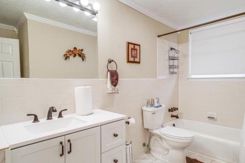 Baño blanco con aseo y lavamanos en Charming Milton Home with Porch - 5 Mi to VIR!, en Milton