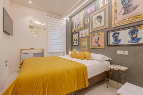 um quarto com uma cama grande e um cobertor amarelo em FLORENCE SEASONS B&B em Florença
