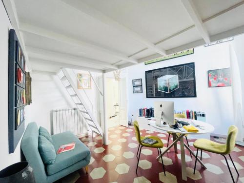 Una sala de estar con un escritorio y una mesa con una computadora. en Hackert Art Room Apartment, en Caserta