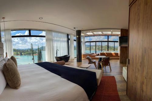 グアタペにあるVivanti Resortのベッドルーム(大型ベッド1台付)、リビングルームが備わります。