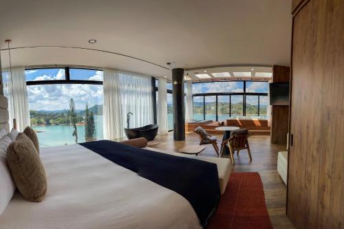 Postel nebo postele na pokoji v ubytování Vivanti Resort