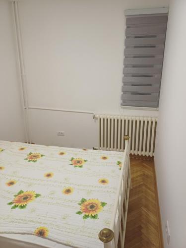 een slaapkamer met een bed met een bloemenpatroon bij Stan na dan Beograd-Banjica in Kanarevo Brdo