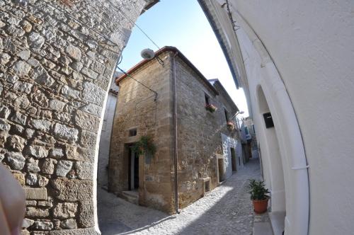 un callejón con un arco en un edificio de piedra en Residenza Lastene, en Bovino