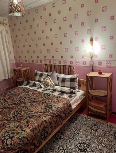 a bedroom with a bed and a table and a lamp at Luxurious Specious appartment in Pyussi