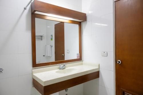 Uma casa de banho em Hotel Faranda Bolivar Cucuta, a member of Radisson Individuals