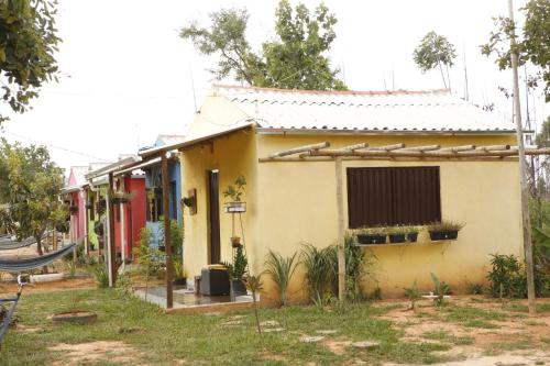 una casa con un parque infantil delante de ella en Pousada Sitio do Terrao, en Três Marias