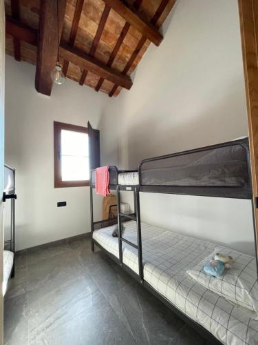 سرير بطابقين أو أسرّة بطابقين في غرفة في Mas de Melonet Delta del Ebro