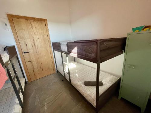 Una cama o camas cuchetas en una habitación  de Mas de Melonet Delta del Ebro