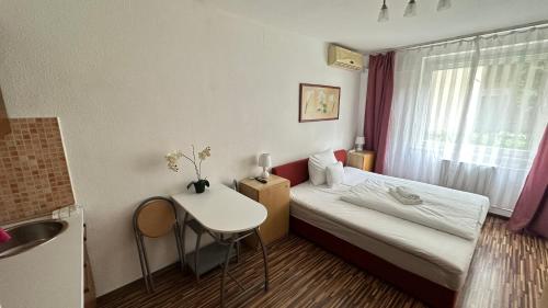 A bed or beds in a room at Hermina Apartmanok Westend