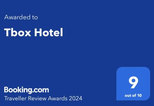 een screenshot van het tox hotel met de tekst overlay bij Tbox in Kutchan