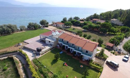 Ett flygfoto av Christopoulos Villas