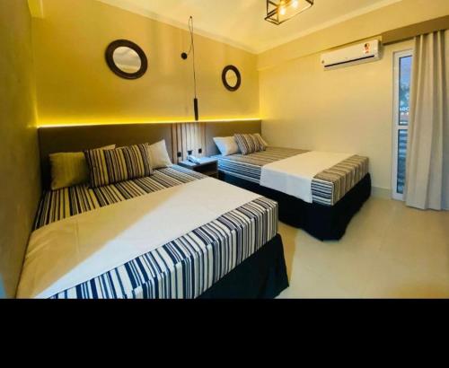 ein Hotelzimmer mit 2 Betten und einem Fenster in der Unterkunft Spazzio diRoma c/Acqua Park!! in Caldas Novas