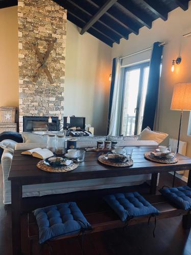 a large wooden table with plates of food on it at Chalé Mezio in Mezio