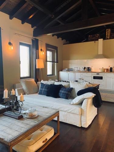 a living room with a white couch and a table at Chalé Mezio in Mezio