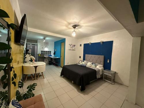Schlafzimmer mit einem Bett, einem Tisch und einem Schreibtisch in der Unterkunft Suites Brisa Marina - Playa Regatas y Malecón in Veracruz
