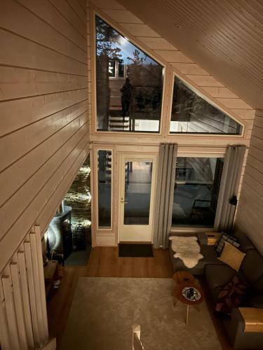 an overhead view of a living room with a large window at Villa LumiHelmi A & B in Äkäslompolo
