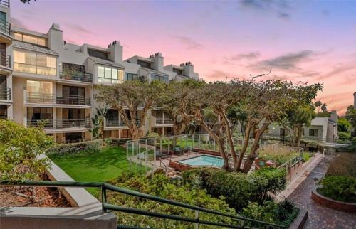 an apartment complex with a garden and a swimming pool at Santa Monica Beach Amazing 2 Bedroom Condo in Los Angeles