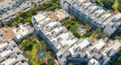 una vista aérea de edificios blancos en una ciudad en Santa Monica Beach Amazing 2 Bedroom Condo en Los Ángeles