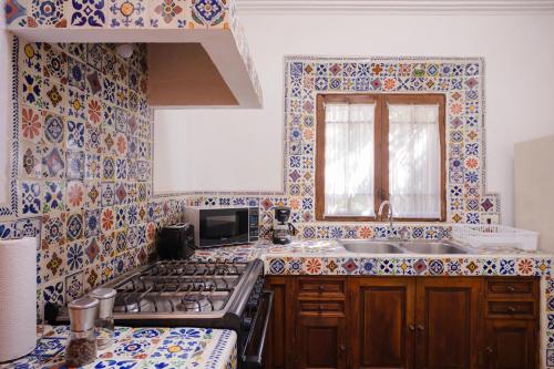 cocina con azulejos azules y blancos en la pared en Casa Liza, en San Miguel de Allende