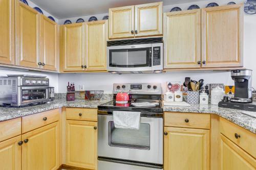 Η κουζίνα ή μικρή κουζίνα στο Dauphin Island Condo Beach and Hot Tub Access!