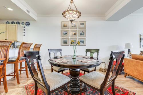 Χώρος καθιστικού στο Dauphin Island Condo Beach and Hot Tub Access!