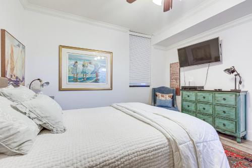 Ένα ή περισσότερα κρεβάτια σε δωμάτιο στο Dauphin Island Condo Beach and Hot Tub Access!