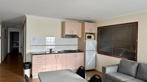Η κουζίνα ή μικρή κουζίνα στο Eaglehawk Park Canberra