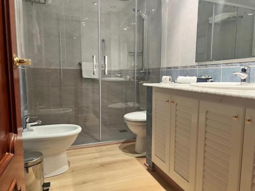 Bilik mandi di CAN MARLET MONTSENY Hotel Boutique
