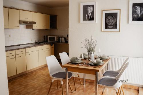 a kitchen and dining room with a table and chairs at Lieblingsplatz by Julia & Tom in Kesselsdorf