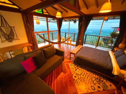 a living room with a couch and a bed at La Puesta Del Sol in Filandia