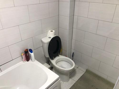 een witte badkamer met een toilet en een wastafel bij Cozy stanford place in Wolverhampton