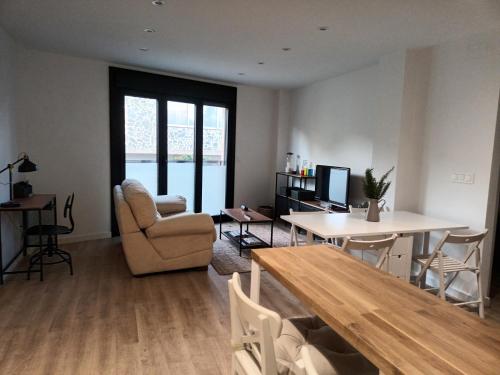 a living room with a couch and a table at Apartamento Playa del Con in Moaña