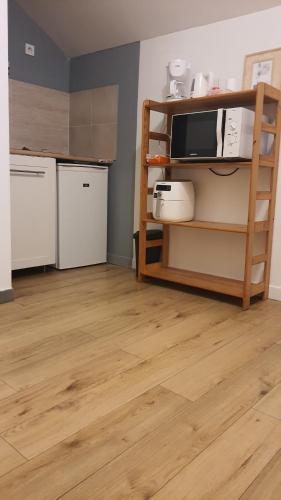 uma cozinha com pisos em madeira e uma cozinha com um micro-ondas em Cosy Homestay Antony Parking libre em Antony